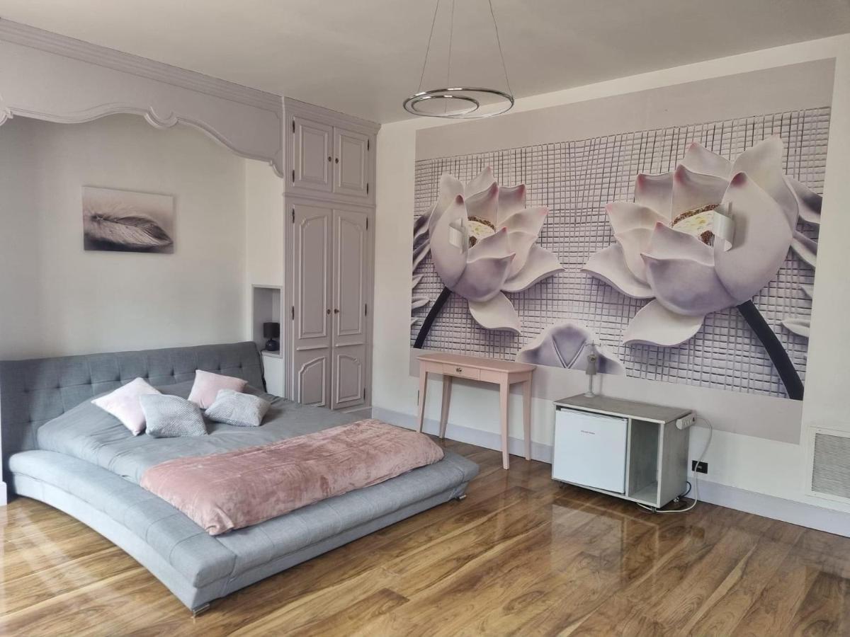 Les Genebruyeres - L'Histoire D'Un Reve Bed & Breakfast Aubigny-sur-Nere Exterior photo