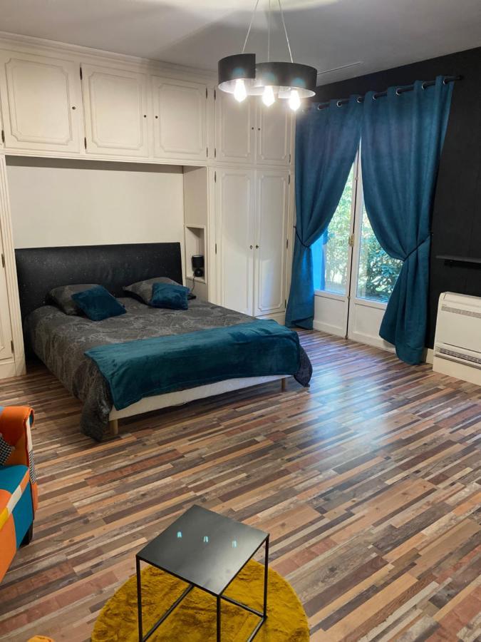 Les Genebruyeres - L'Histoire D'Un Reve Bed & Breakfast Aubigny-sur-Nere Exterior photo