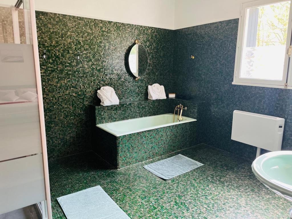 Les Genebruyeres - L'Histoire D'Un Reve Bed & Breakfast Aubigny-sur-Nere Exterior photo